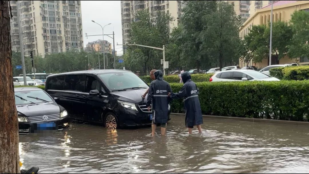 中國(guó)太保產(chǎn)險(xiǎn)北京分公司及時(shí)處理被淹車輛。受訪者供圖