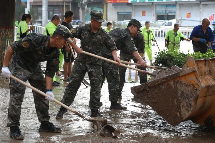 武警河北總隊保定支隊官兵在涿州市城西107國道沿線清理淤泥（8月5日攝）。新華社發(fā)（王紅強 攝）