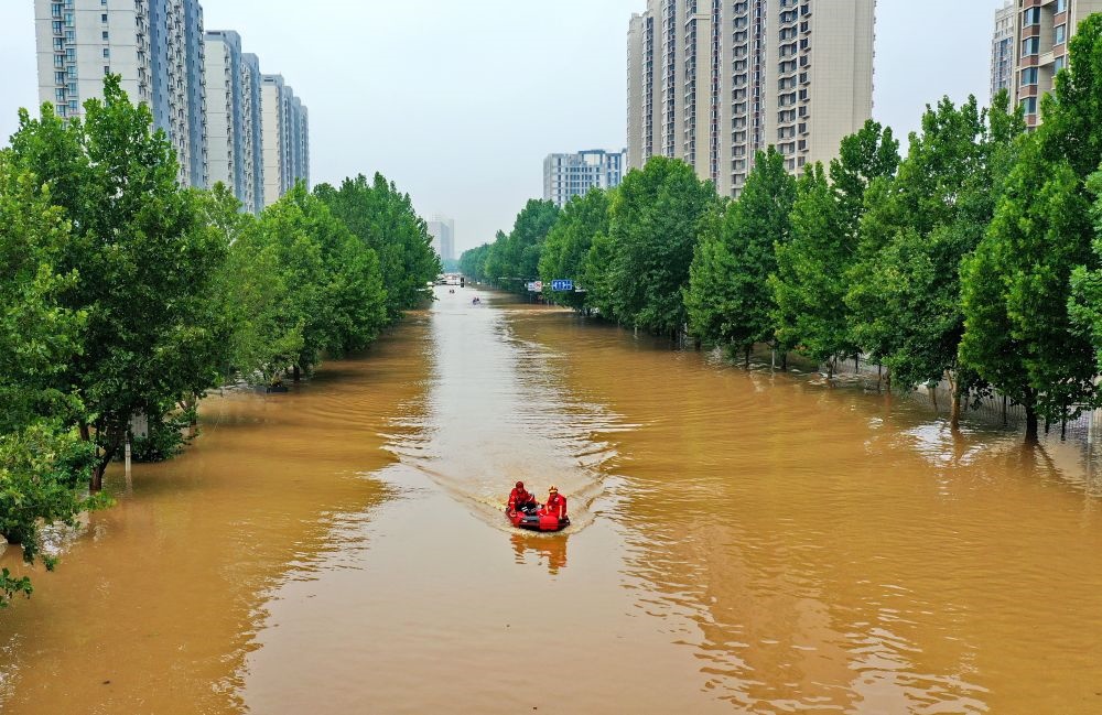 救援人員在河北省涿州市市區(qū)乘坐沖鋒舟前去轉(zhuǎn)移受災(zāi)群眾（8月2日攝，無人機照片）。新華社記者 牟宇 攝