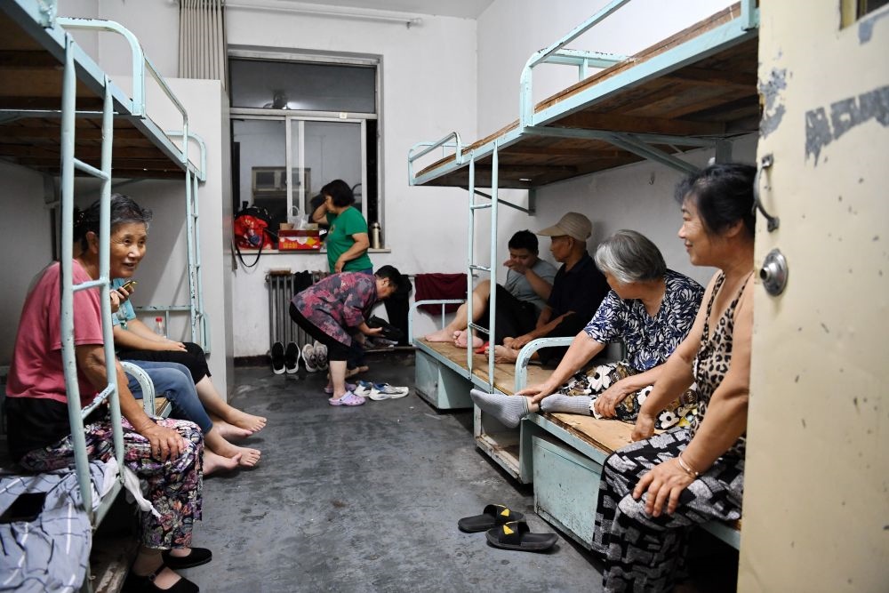 群眾在河北省涿州市職教中心安置點內(nèi)休息（8月1日攝）。新華社記者 牟宇 攝