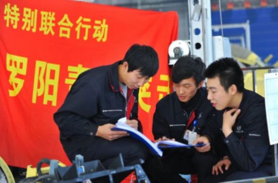 在工作中的“羅陽(yáng)青年突擊隊(duì)”隊(duì)員。航空工業(yè)沈飛供圖