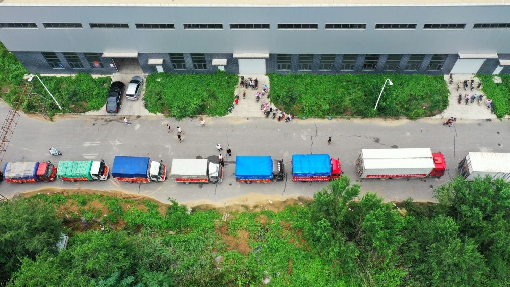 在河北省涿州市鋼研物資儲備點外，運送物資的車輛排起長隊（8月5日攝，無人機照片）。新華社記者 牟宇 攝