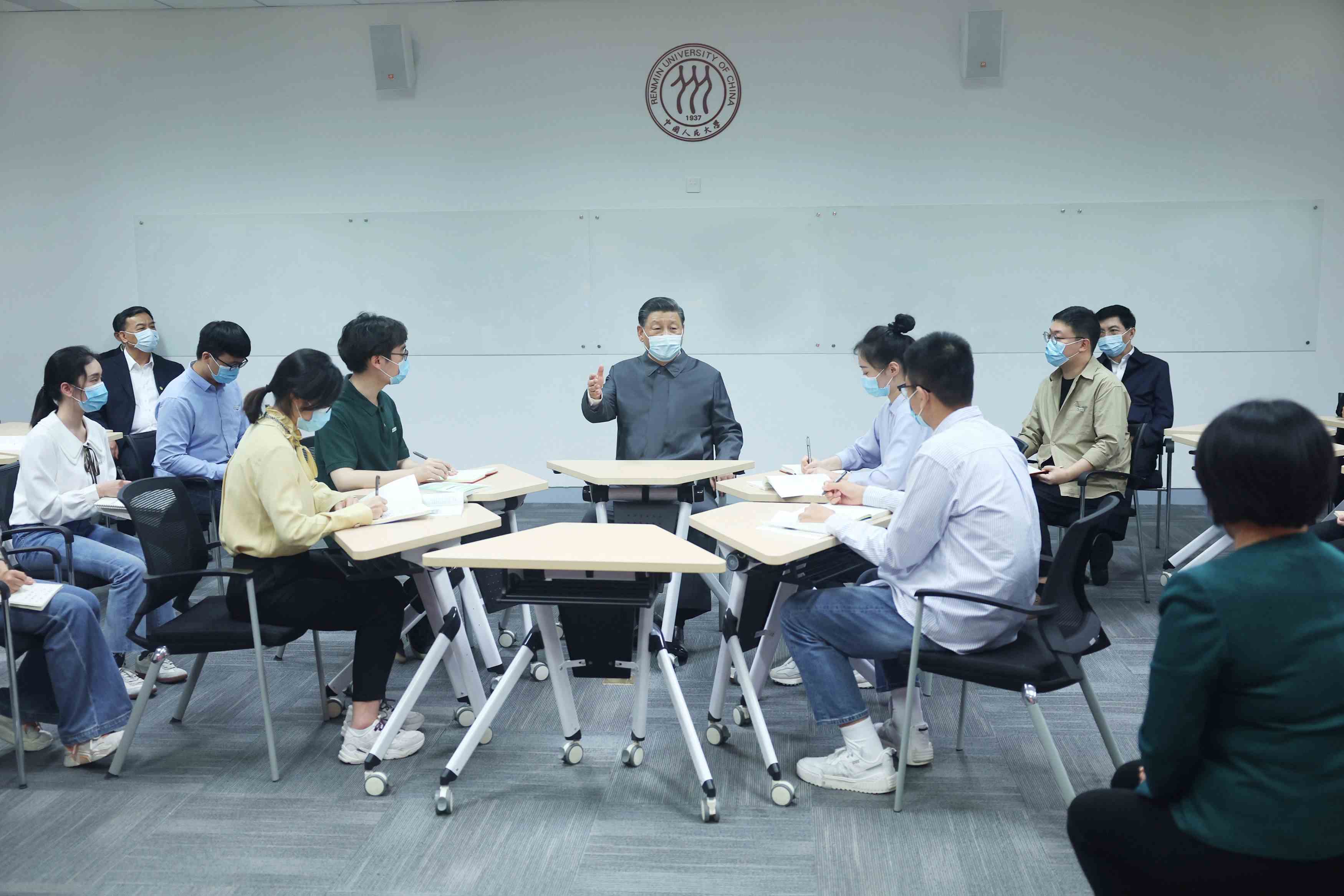 2022年4月25日，習(xí)近平總書記來到中國(guó)人民大學(xué)考察調(diào)研。這是總書記在立德樓觀摩思政課智慧教室現(xiàn)場(chǎng)教學(xué)并參與討論。