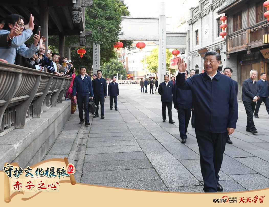 2021年3月24日，習近平總書記在福建福州三坊七巷歷史文化街區(qū)步行察看南后街。