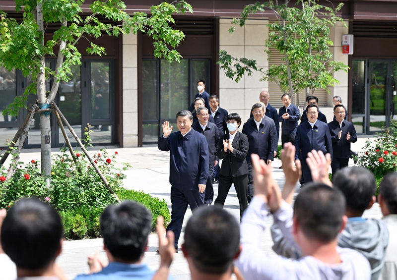 2023年5月10日，習近平在河北省雄安新區(qū)容東片區(qū)南文營社區(qū)考察。