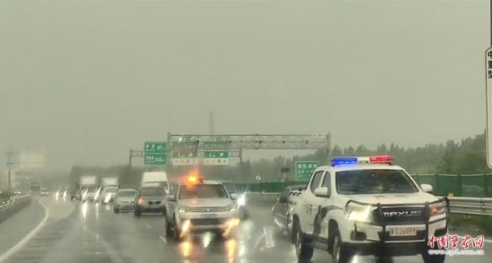 8月2日，京港澳高速，高速交警涿州大隊(duì)警車帶道引導(dǎo)救援物資車隊(duì)進(jìn)入涿州災(zāi)區(qū)。