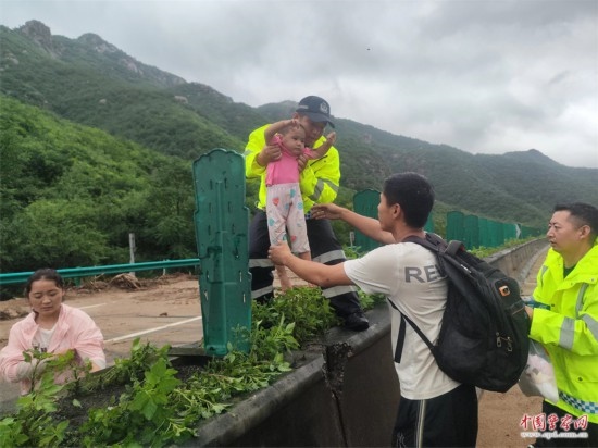 7月31日，張涿高速，高速交警涿鹿大隊(duì)民警救助洪水被困群眾。