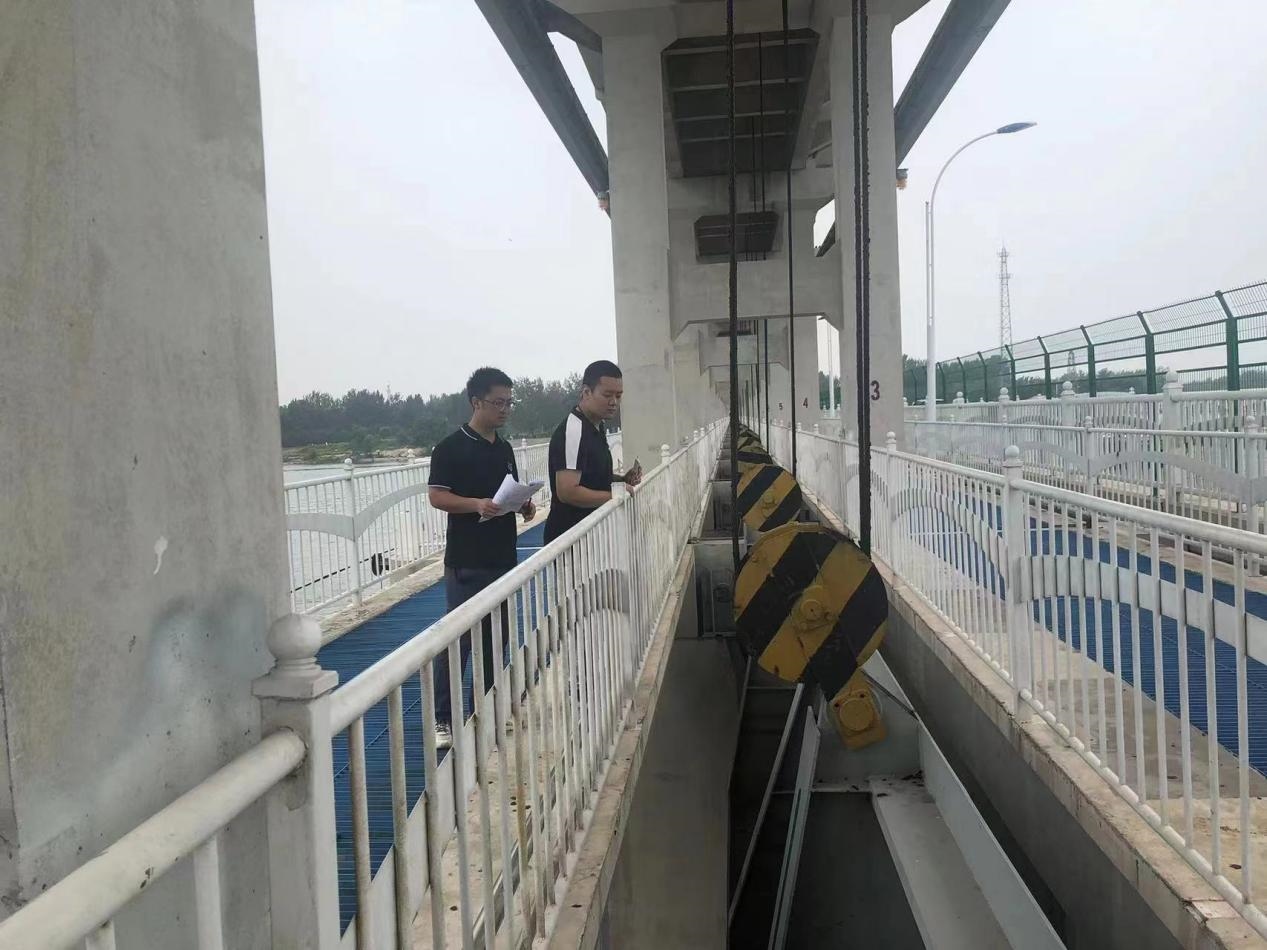 海委海河下游管理局獨(dú)流減河進(jìn)洪閘管理處工作人員檢查水閘閘門啟閉機(jī)。受訪者供圖