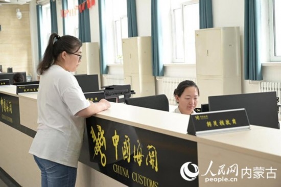 代理報關(guān)企業(yè)正在滿洲里車站海關(guān)綜合服務(wù)大廳辦理業(yè)務(wù)。人民網(wǎng) 寇雅楠攝