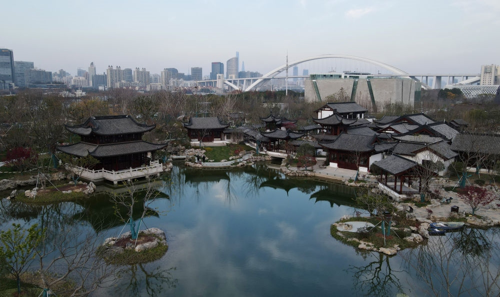 俯瞰位于浦東新區(qū)的上海世博文化公園“申園”中式園林（2021年12月20日攝，無人機(jī)照片）。新華社記者 方喆 攝