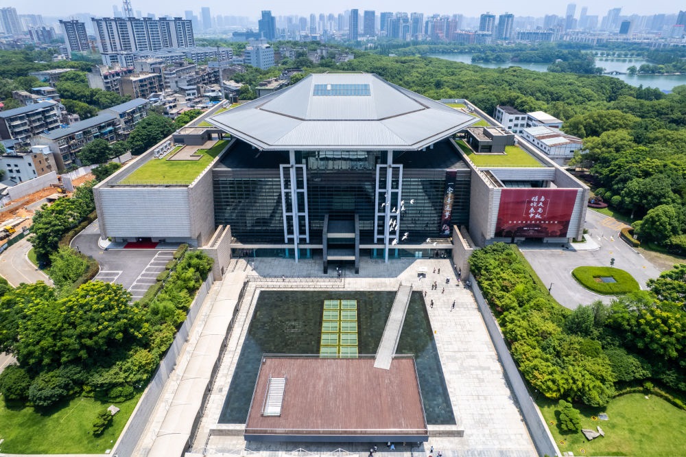 這是在長沙市開福區(qū)拍攝的湖南博物院及周邊景色（無人機(jī)照片，6月7日攝）。新華社記者 陳思汗 攝
