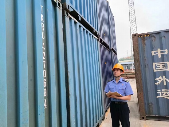鐵路貨運(yùn)員在檢查集裝箱箱體情況、記錄箱號。中國鐵路廣州局集團(tuán)有限公司供圖