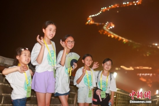 8月9日晚，2023海外華裔青少年夏季研學(xué)營(yíng)的學(xué)員們夜游八達(dá)嶺長(zhǎng)城。圖為學(xué)員們?cè)陂L(zhǎng)城上拍照。<a target='_blank' href='/'><p align=