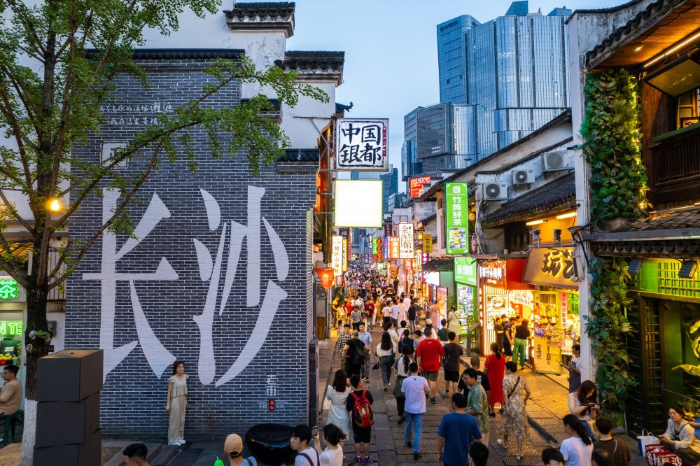 游客在長沙市天心區(qū)太平老街打卡、游玩（無人機(jī)照片，6月7日攝）。新華社記者 陳思汗 攝