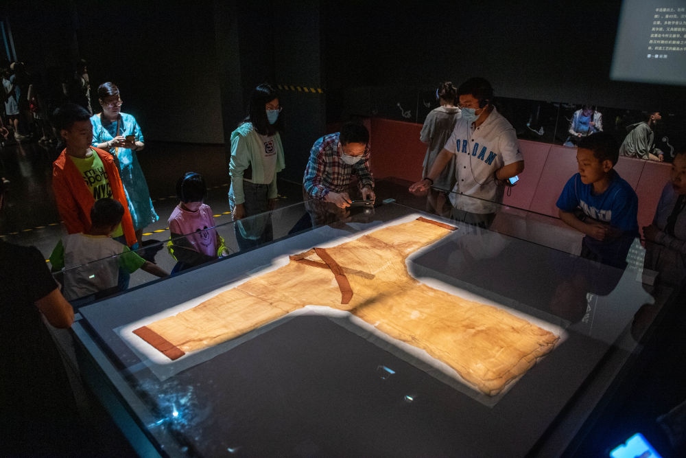 在湖南博物院，游客在參觀馬王堆漢墓出土文物“素紗單衣”（6月7日攝）。新華社記者 陳思汗 攝
