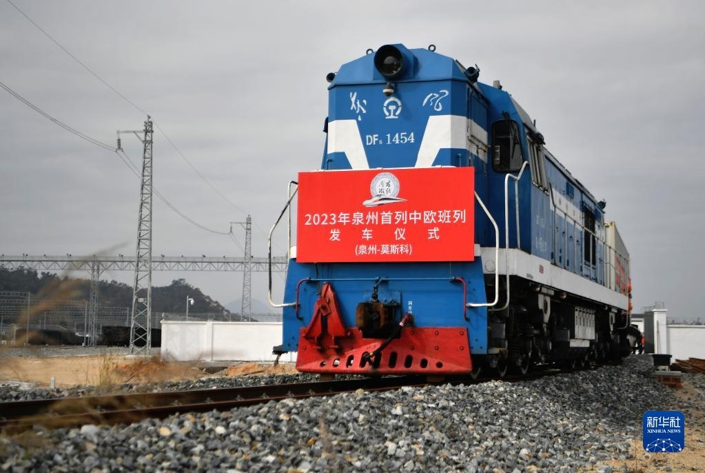 2月3日，中歐班列駛出興泉鐵路黃塘站。當日，滿載著55個集裝箱的中歐班列，從位于福建泉州惠安縣的興泉鐵路黃塘站駛出。這是泉州今年開出的首趟中歐班列，也是興泉鐵路開通后的首趟泉州中歐班列。據(jù)了解，此次班列裝載產(chǎn)品主要來自泉州進出口企業(yè)，貨重601.4噸，貨值約262.5萬美元。新華社記者 魏培全 攝