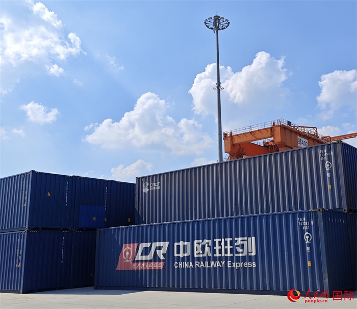 8月3日，中歐班列（中豫號）集裝箱在鄭州車站海關(guān)等候查驗。人民網(wǎng) 崔譯戈攝