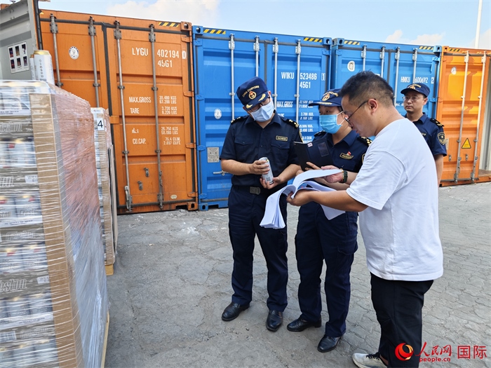 8月3日，鄭州車站海關(guān)工作人員在查驗報關(guān)貨物。人民網(wǎng) 崔譯戈攝