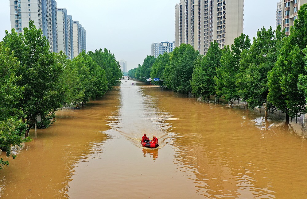 2023年8月2日，救援人員在河北省涿州市市區(qū)乘坐沖鋒舟前去轉(zhuǎn)移受災(zāi)群眾。