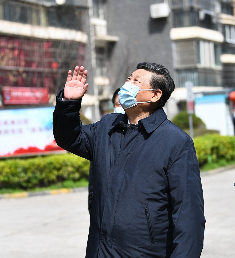 2020年3月10日，習(xí)近平總書(shū)記在湖北省武漢市東湖新城社區(qū)考察時(shí)，向在家隔離居住的居民揮手致意、表示慰問(wèn)。
