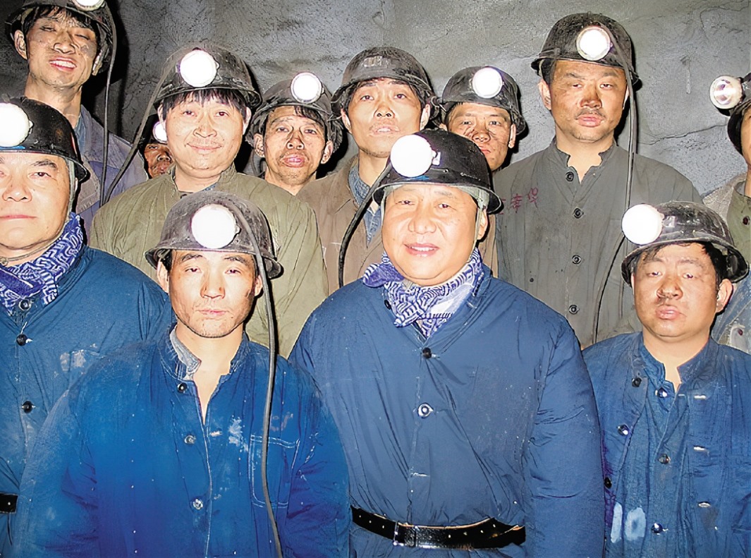 2005年1月26日，習(xí)近平在浙江省湖州市長(zhǎng)興縣長(zhǎng)廣煤礦井下慰問(wèn)煤礦工人。