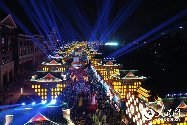 廣西南寧市良慶區(qū)的“南寧之夜”街區(qū)燈火璀璨。人民網 王勇攝