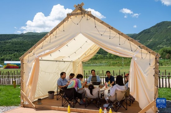 8月12日，游客在寧夏固原市涇源縣大灣鄉(xiāng)楊嶺村品嘗當(dāng)?shù)孛朗?。新華社記者 李旭倫 攝