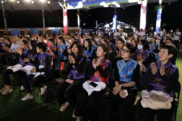 第三屆中國女子圍棋名人戰(zhàn)本賽32棋手悉數(shù)亮相開幕式。人民網(wǎng)記者 李乃妍攝