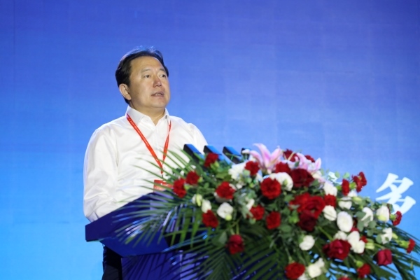 鄂爾多斯市委常委、伊金霍洛旗委書記華瑞鋒致辭。人民網(wǎng)記者 李乃妍攝