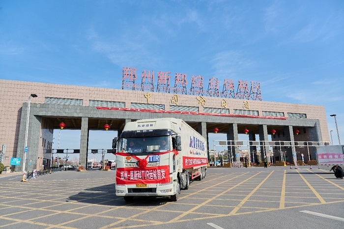 2023年2月20日，鄭州—莫斯科TIR運(yùn)輸首發(fā)車輛駛出鄭州新鄭綜合保稅區(qū)。新鄭海關(guān)供圖