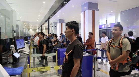 6月13日，乘坐中老鐵路國(guó)際旅客列車的旅客在磨憨邊檢大廳排隊(duì)候檢。李揚(yáng) 攝