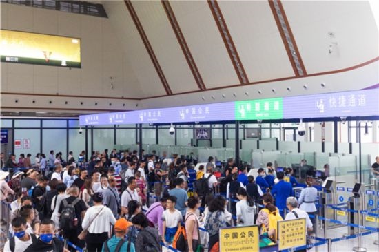 7月22日，乘坐中老鐵路國(guó)際旅客列車的旅客在磨憨邊檢大廳排隊(duì)候檢。衛(wèi)海林 攝