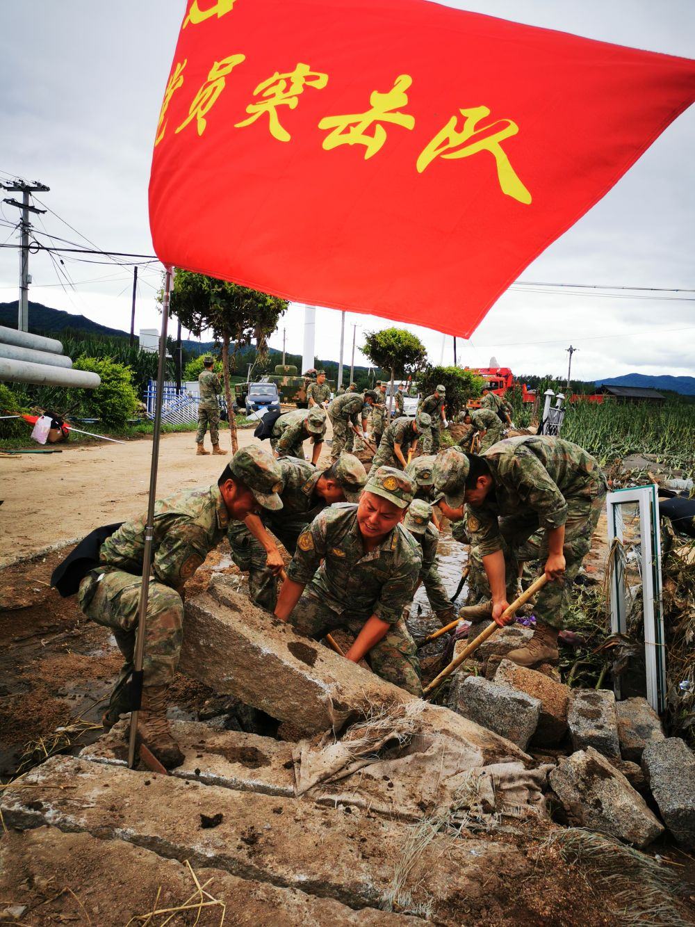 8月7日，陸軍第78集團軍某旅組織黨員突擊隊在吉林舒蘭市七里鄉(xiāng)清理路障。新華社發(fā)（劉洋 攝）