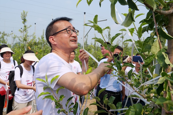 上財校長劉元春帶領(lǐng)河北保定“千村調(diào)查”分隊開展勞動實踐。校方供圖