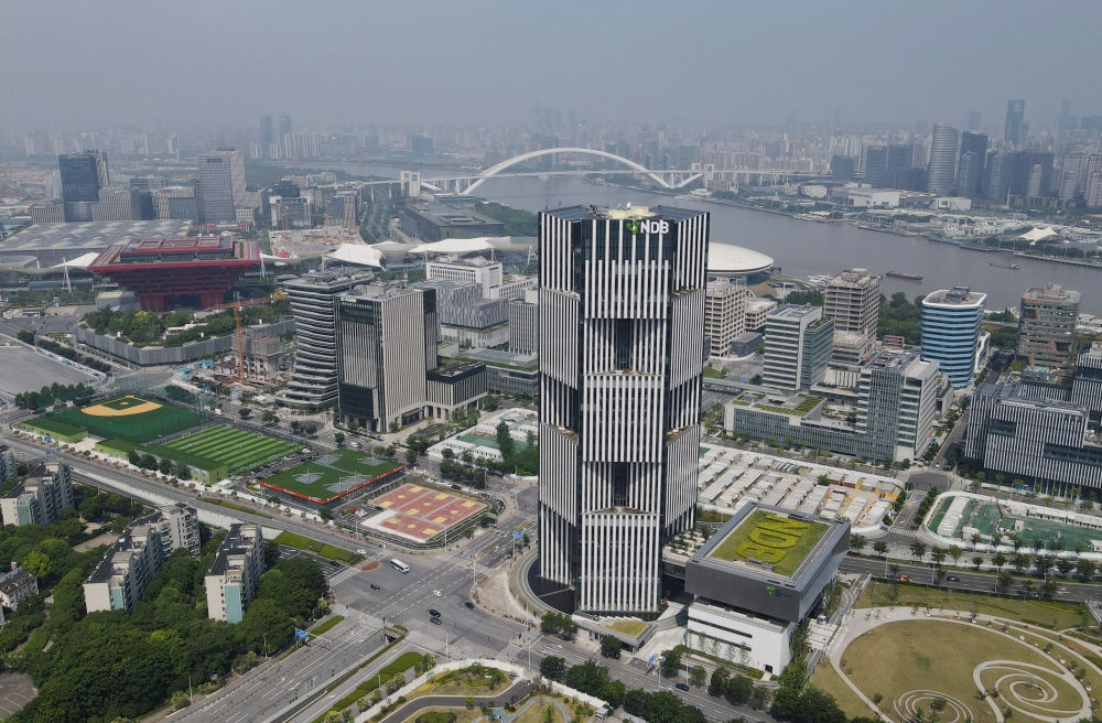 位于上海浦東新區(qū)世博園區(qū)的金磚國家新開發(fā)銀行總部大樓（2022年6月17日攝，無人機(jī)照片）。新華社記者 方喆 攝