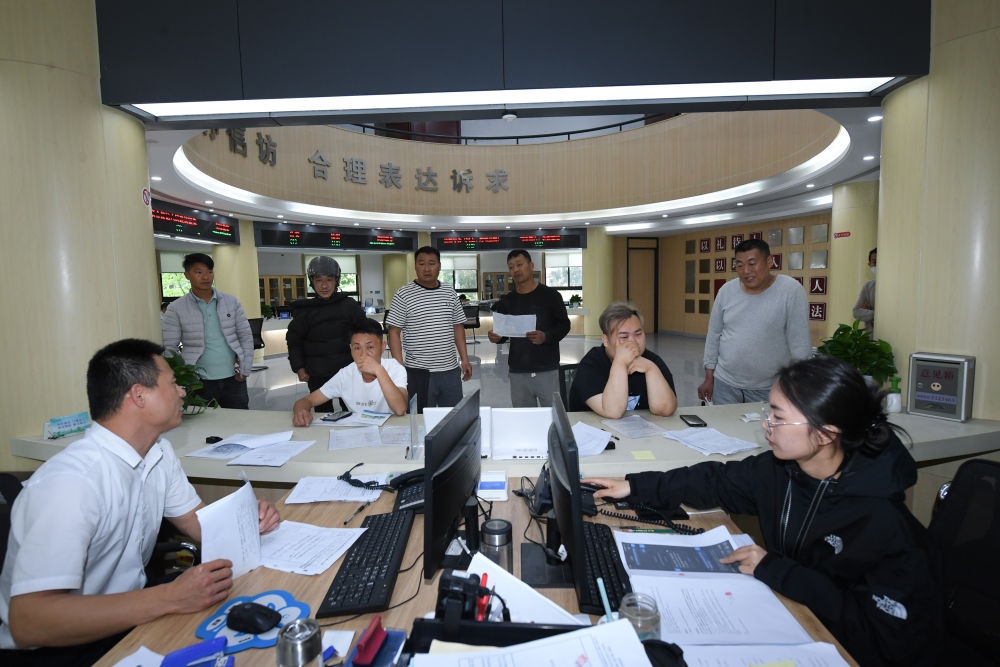 浙江省安吉縣社會治理中心工作人員在處理群眾信訪訴求（5月8日攝）。新華社記者 翁忻旸 攝