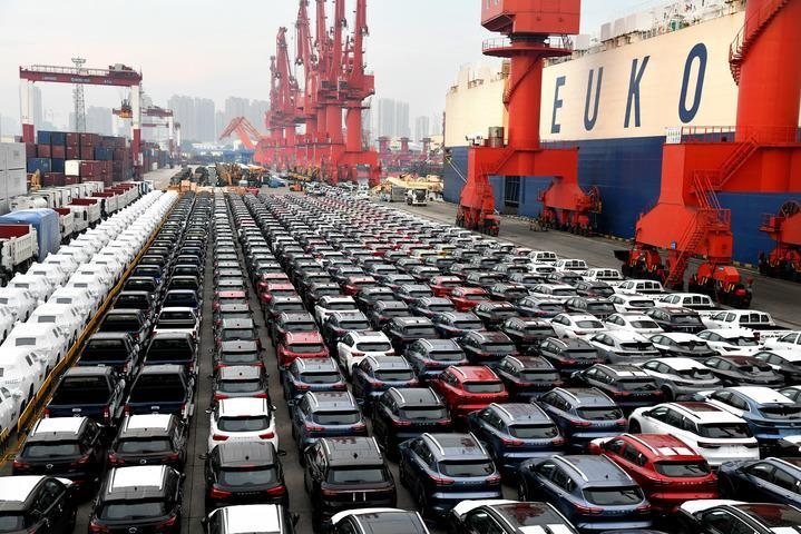 商品車在山東港口青島港大港公司八號碼頭等候裝船（2022年8月7日）。大型滾裝貨輪“晨聲輪”靠泊山東港口青島港大港公司八號碼頭，將各類逾1900輛商品車運(yùn)往非洲。新華社記者 李紫恒 攝