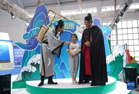8月16日，一名小朋友在第七屆中國(guó)—南亞博覽會(huì)文化旅游館參加問(wèn)答活動(dòng)。