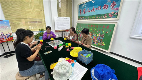 臨潢家園社區(qū)居民在社區(qū)少數(shù)民族文體活動中心進(jìn)行刺繡編織創(chuàng)作。人民網(wǎng)記者 金洪花攝