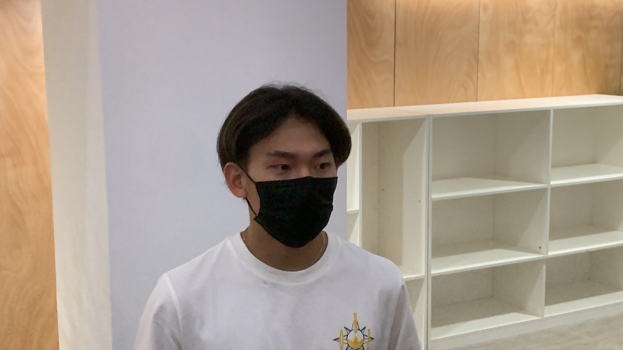 蘇翊鳴接受媒體采訪。荊政崳攝