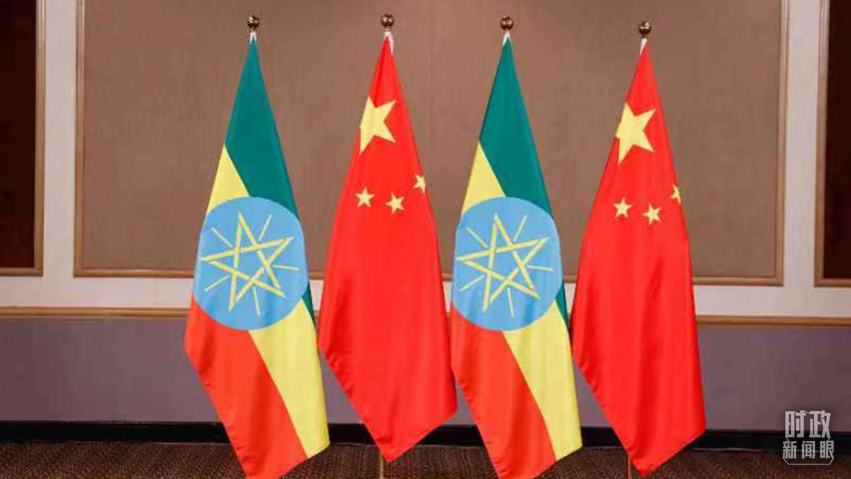 △會見現(xiàn)場的中國、埃塞兩國國旗。（總臺央視記者耿小龍拍攝）