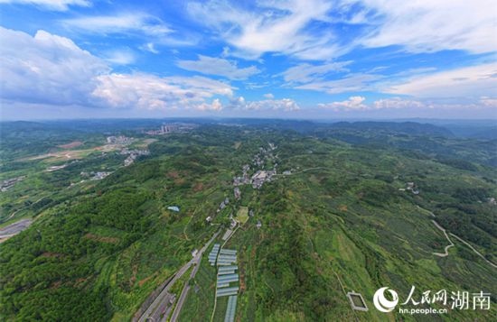 群山環(huán)抱的菖蒲塘村。 人民網(wǎng)記者 劉賓攝