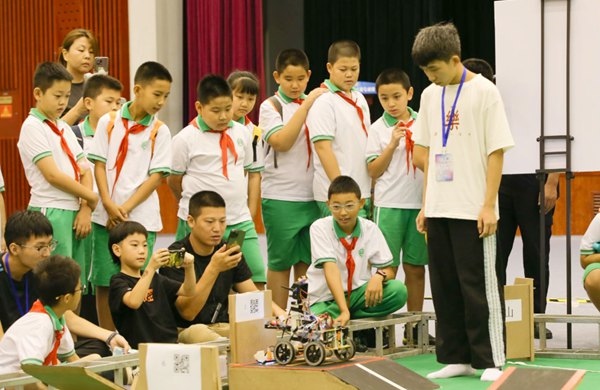 青少年學(xué)生現(xiàn)場觀看比賽。北京工商大學(xué)供圖