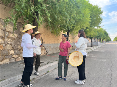 國土整治與生態(tài)修復(fù)實踐調(diào)研團(tuán)師生與村民交流。校方供圖