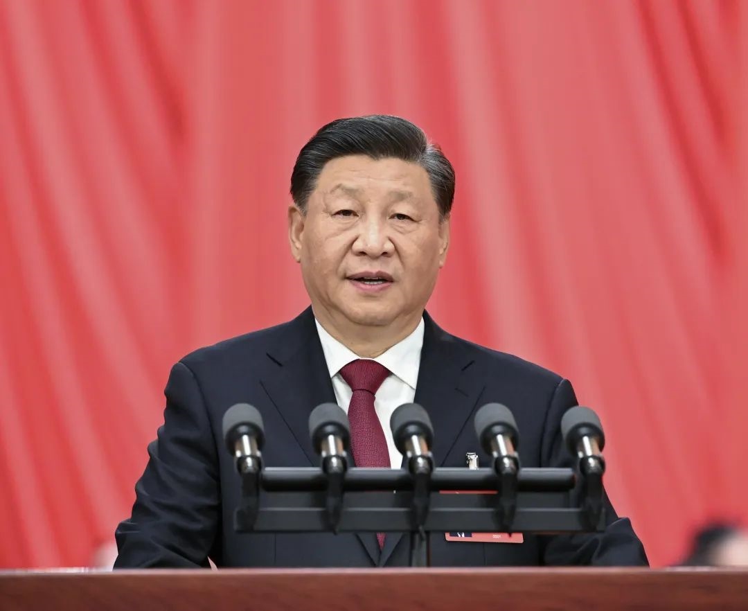 2022年10月16日，中國共產黨第二十次全國代表大會在北京人民大會堂開幕。習近平代表第十九屆中央委員會向大會作報告。圖/新華社記者 饒愛民 攝