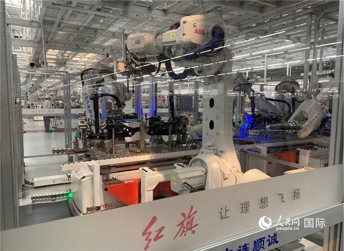 一汽—紅旗繁榮工廠內(nèi)的智能機(jī)器人。人民網(wǎng) 宋歌攝