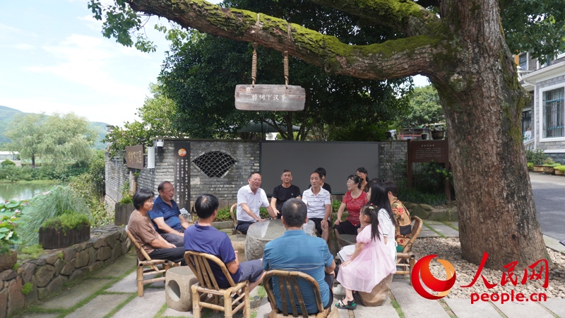 余杭區(qū)徑山鎮(zhèn)小古城村村民在“樟樹下議事”。人民網(wǎng)肖聰聰攝