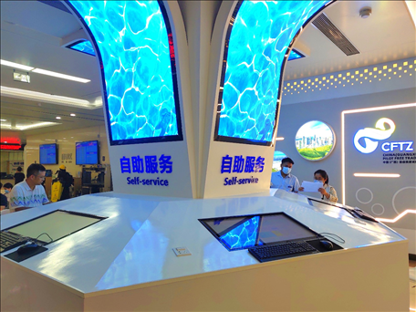 市民在中國（廣西）自由貿(mào)易區(qū)南寧片區(qū)綜合服務(wù)大廳辦理業(yè)務(wù)。人民網(wǎng) 付華周攝