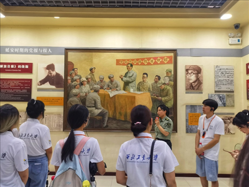 中外學(xué)生在延安參觀博物館。學(xué)校供圖