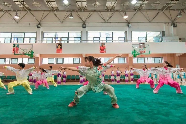 △今年暑假期間，浙江溫州舉行青少年學(xué)生陽光體育運(yùn)動會。